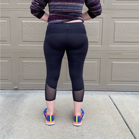 Black Pyramid Mesh Workout Capri Leggings - Women, size S/M stretch - Picture 3 of 11